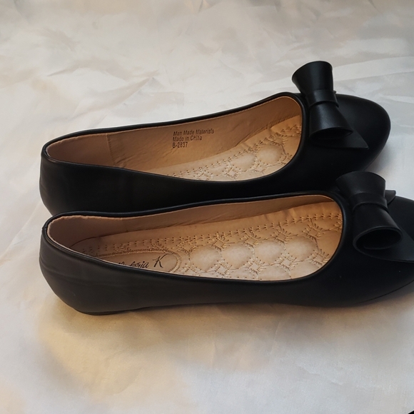 Shoes - Picture 4 of 9